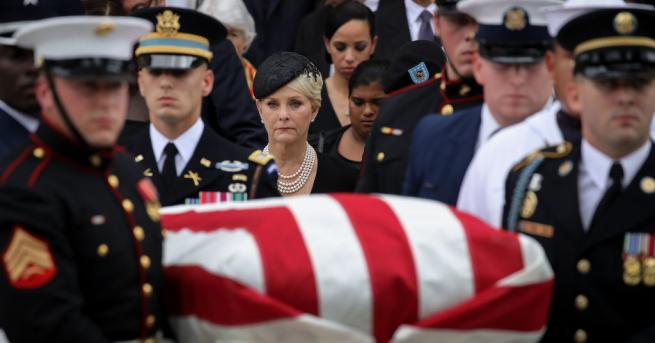 Тленните останки на сенатора републиканец Джон Маккейн бяха погребани с