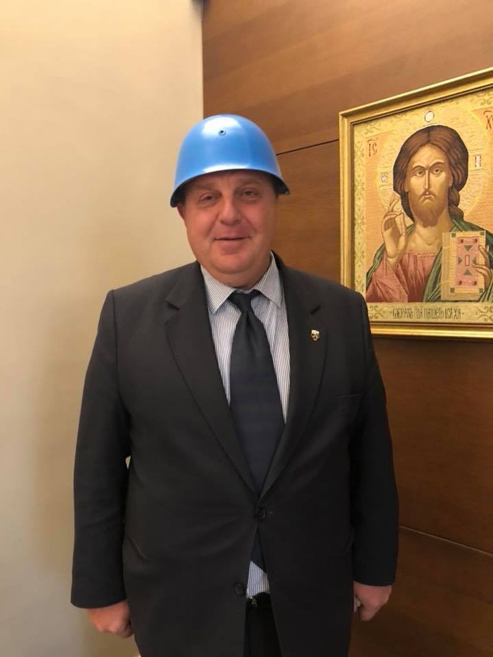 Вицепремиерът Красимир Каракачанов дойде на съвета със синя каска. Той обясни, че това е знак на нужда от обединение.