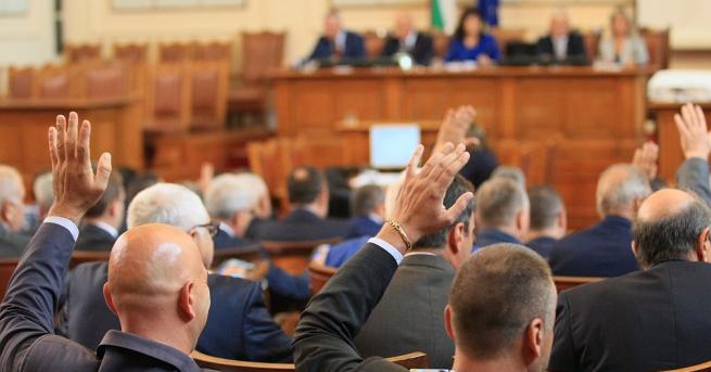 Парламентът започва новата си сесия с извънредно заседание Традиционно в