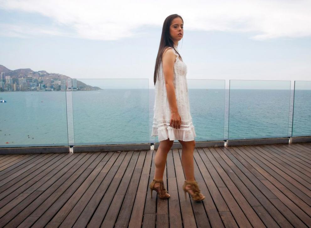  Мариан Авила театралничи за фотографите в крайбрежния град Бенидорм, източната част на Испания на 24 август 2018 година 