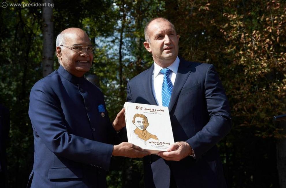  Президентът Румен Радев и индийският му сътрудник Рам Нат Ковинд откриха в Южния парк в столицата монумент на лидера на индийското придвижване за самостоятелност Махатма Ганди 