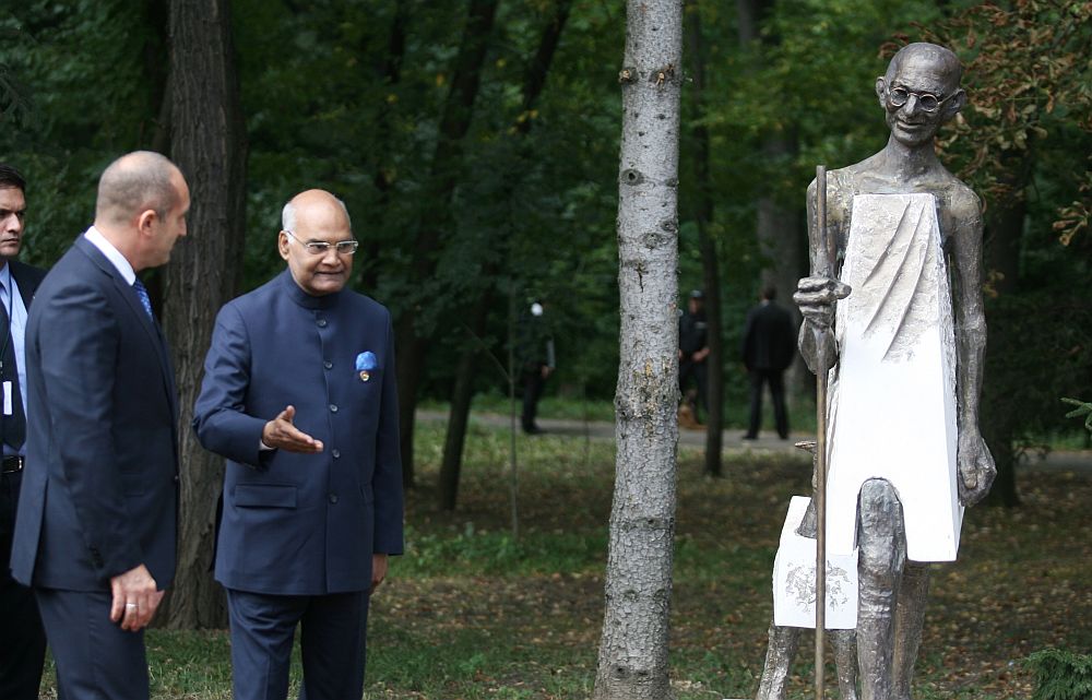 Президентът Румен Радев и индийският му колега Рам Нат Ковинд откриха в Южния парк в столицата паметник на водача на индийското движение за независимост Махатма Ганди
