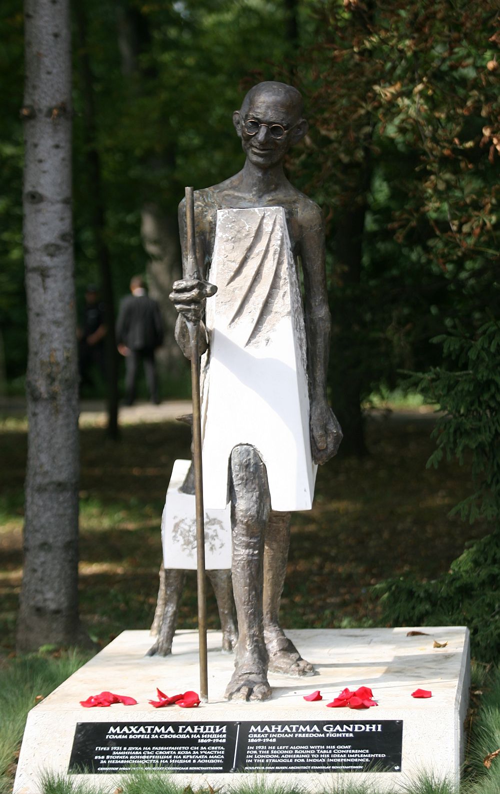 Президентът Румен Радев и индийският му колега Рам Нат Ковинд откриха в Южния парк в столицата паметник на водача на индийското движение за независимост Махатма Ганди