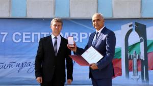 Изпълнителният директор Андон Андонов с почетен знак на Община Раднево