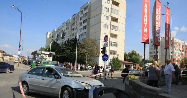 Пиян шофьор се вряза в търговски център в София При