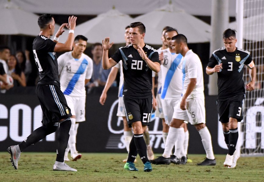 Новият отбор на Аржентина започна с класическа победа1