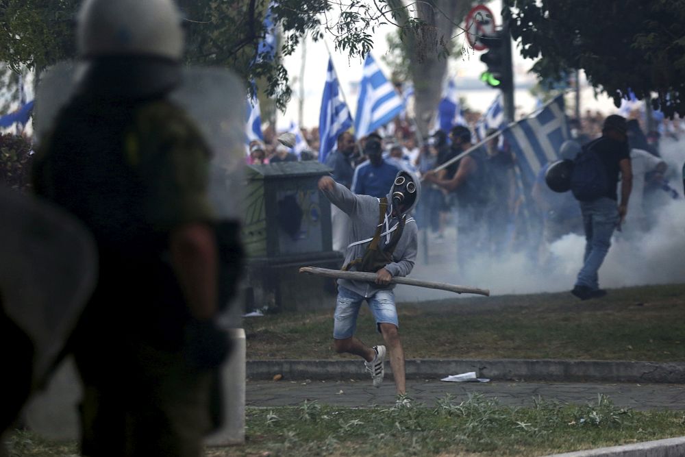 Гръцката полиция използва сълзотворен газ срещу демонстранти в Солун, протестиращи срещу споразумението между Атина и Скопие за новото име на Република Македония