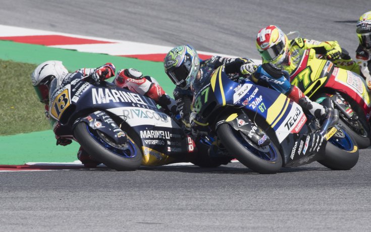 Тотално безумие от моторист в Moto2, наби спирачките на колега