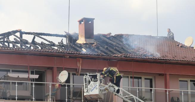 Покривът на триетажна сграда гореше в Студентски град в София,