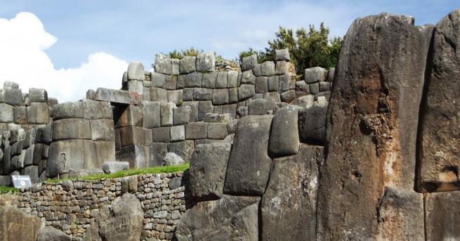 Една от най интересните древни крепости е Саксайуаман Тя се намира