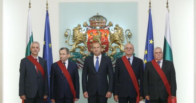 Президентът Румен Радев удостои български военнослужещи с орден За военна