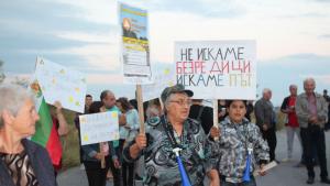 Жители на радневското село Маца излязоха на мирен протест заради
