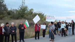 Жители на радневското село Маца излязоха на мирен протест заради