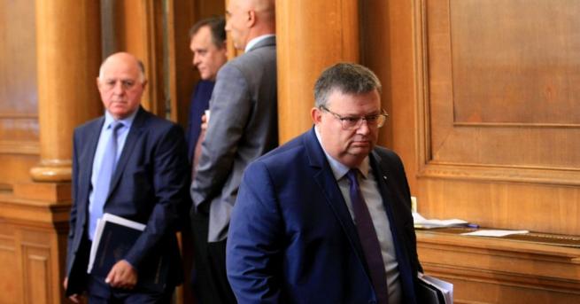 Главният прокурор Сотир Цацаров отрече слуховете, че ще продължи кариерата