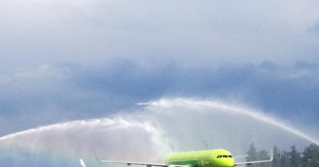 Самолет излитащ от летище Шереметиево по маршрут Москва Атина при рулиране