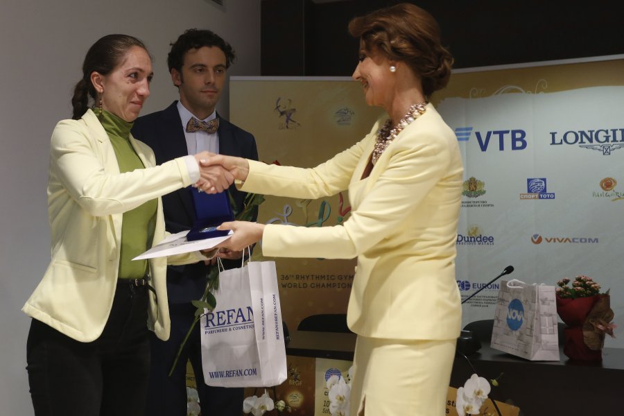Награждаване на спортни журналисти от Илиана Раева1