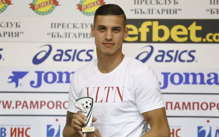 Кирил Десподов получи приза си за месец август