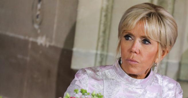 Френският президент и съпругата му Брижит Макрон посрещнаха престолонаследника на