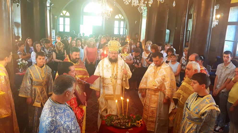 Врачанският митрополит отслужи молебен за ученици, учители и директори.