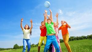 деца игра топка