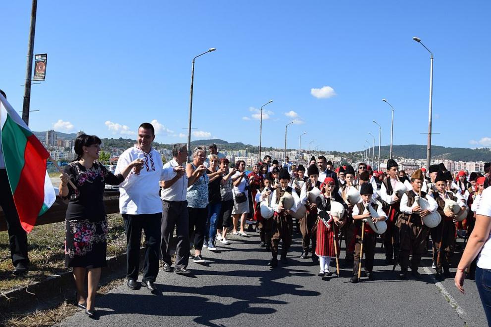  Председателят на Народно събрание поведе най-дългото хоро в Кърджали на фестивал 