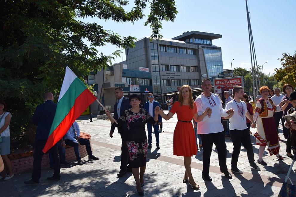  Председателят на Народно събрание поведе най-дългото хоро в Кърджали на фестивал 