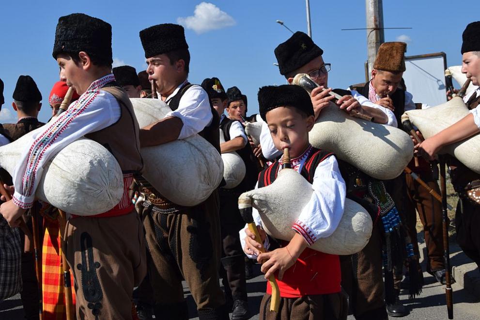  Председателят на Народно събрание поведе най-дългото хоро в Кърджали на фестивал 