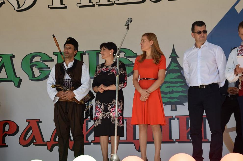  Председателят на Народно събрание поведе най-дългото хоро в Кърджали на фестивал 