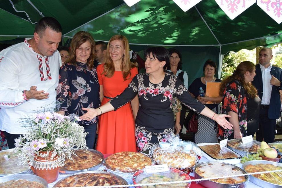  Председателят на Народно събрание поведе най-дългото хоро в Кърджали на фестивал 