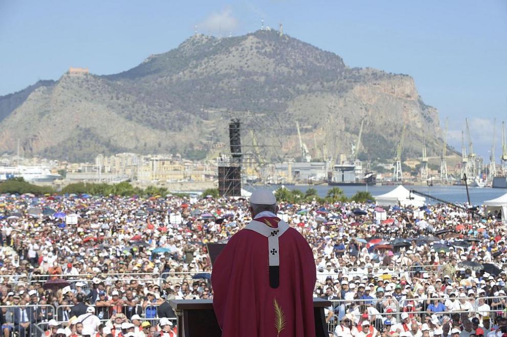  Папа Франциск по време на посещаване в Палермо 
