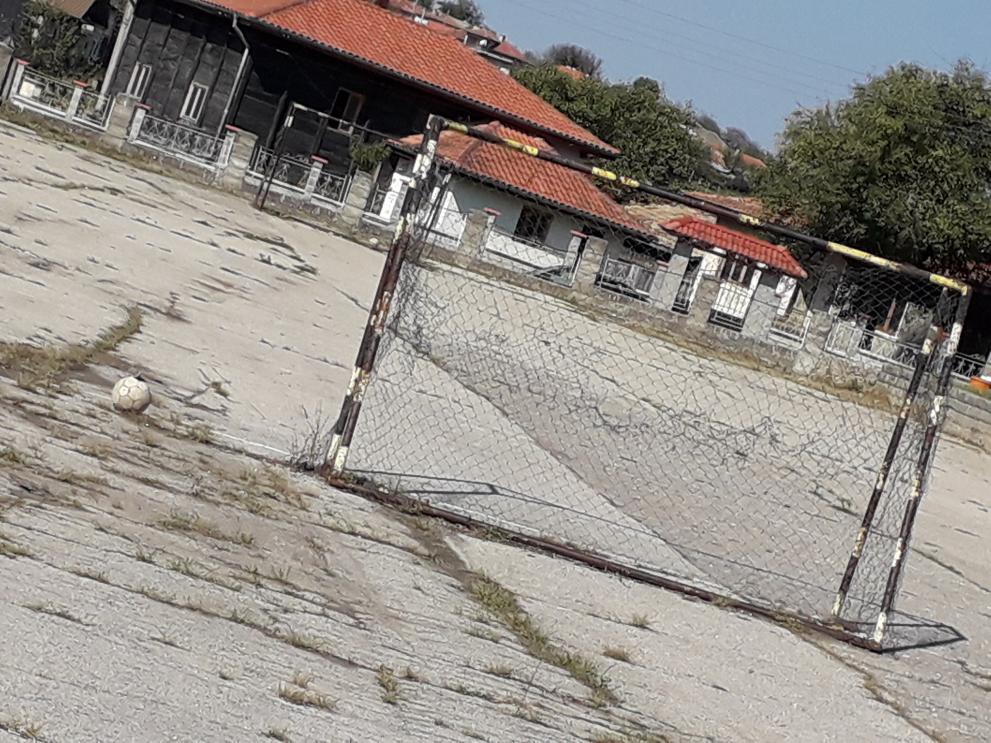  Учениците ще посещават школото в прилежащото село Бяла река. 