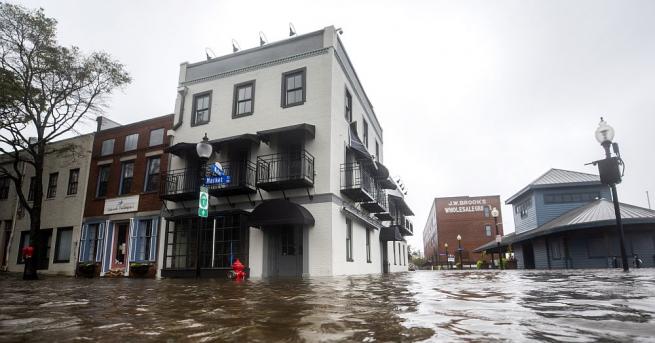 Бурята Флорънс продължава да излива монументални количества дъжд въпреки че