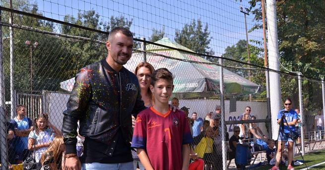 Футболните звезди Валери Божинов и Станислав Ангелов посветиха днешния съботен