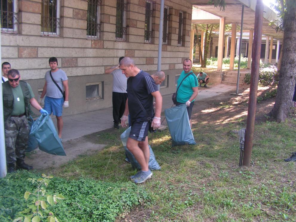 И полицаите и катаджиите чистиха вчера