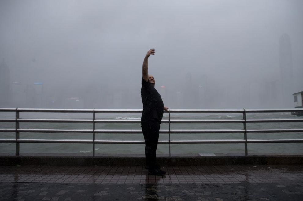  В момента към 300 спасители - служители на реда, бойци, пожарникари и доброволци, обезверено ровят букварно с голи ръце в руините, калта и скалите на мястото на свлачището, пробвайки се да открият някакви признацина живот 