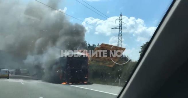 Автобус се запали на магистрала Люлин Временно движението при 12
