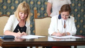 Заместник министърът на труда и социалната политика Зорница Русинова и