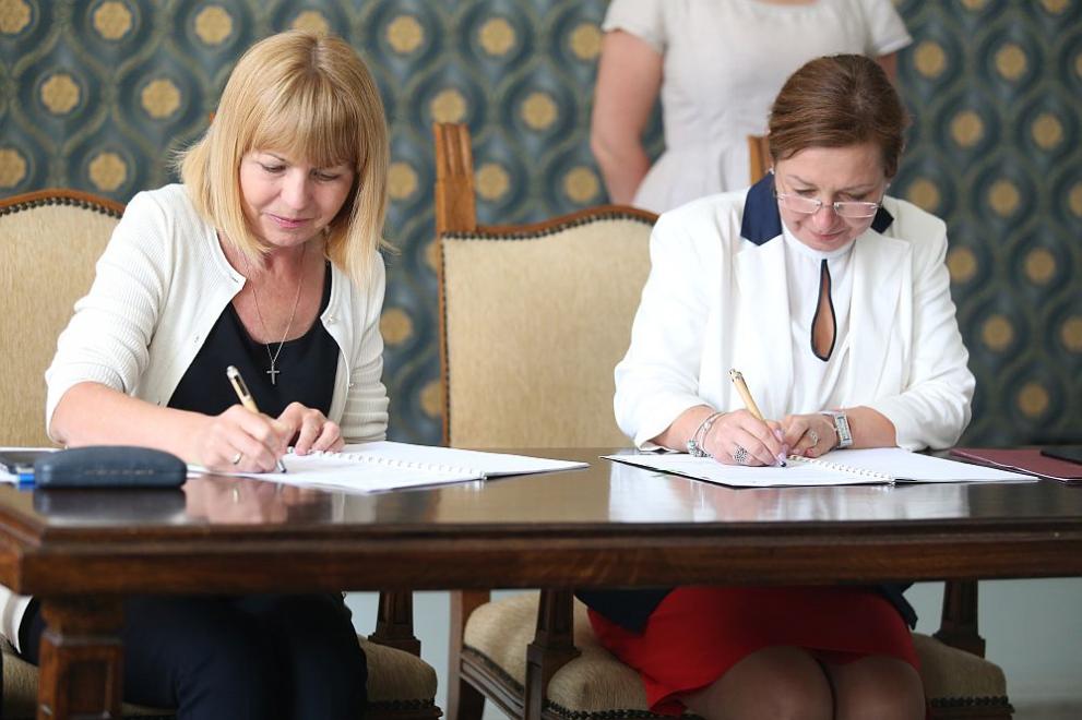 Заместник-министърът на труда и социалната политика Зорница Русинова и кметът на София Йорданка Фандъкова