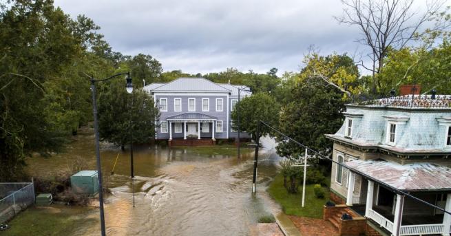Най малко 35 са вече жертвите в трите пострадали от урагана