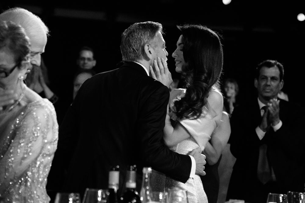 Клуни не спира да демонстрира любовта си към своята прекрасна съпруга Амал