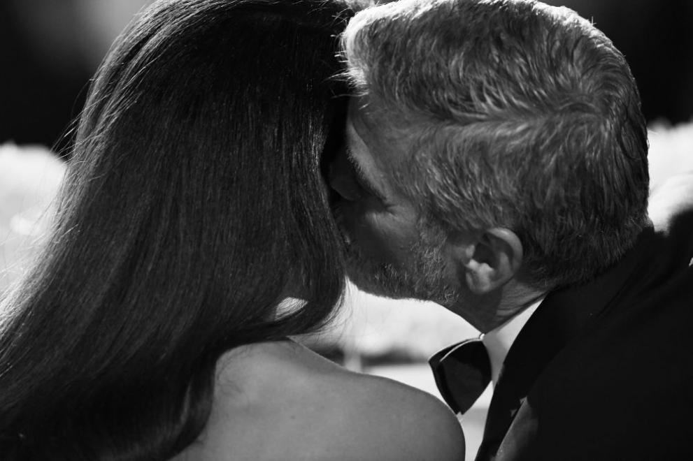  Клуни не стопира да показва любовта си към своята прелестна брачна половинка Амал 