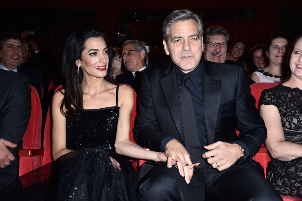 Клуни не спира да демонстрира любовта си към своята прекрасна съпруга Амал