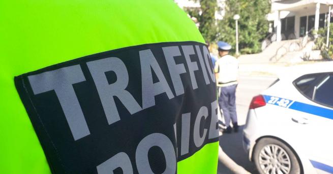 Малко дете и двама възрастни пострадаха при сблъсък на лека