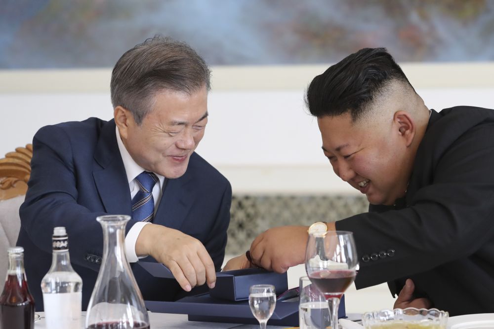 Севернокорейският лидер Ким Чен-ун и президентът на Южна Корея Мун Дже-ин