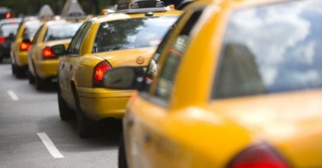 Таксиджии протестират с картонени табели и жълти лепенки заради злоупотреби