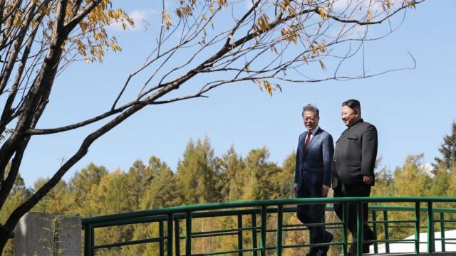 Романтичната разходка на Ким и Мун до свещения връх Пекту (ВИДЕО/СНИМКИ)