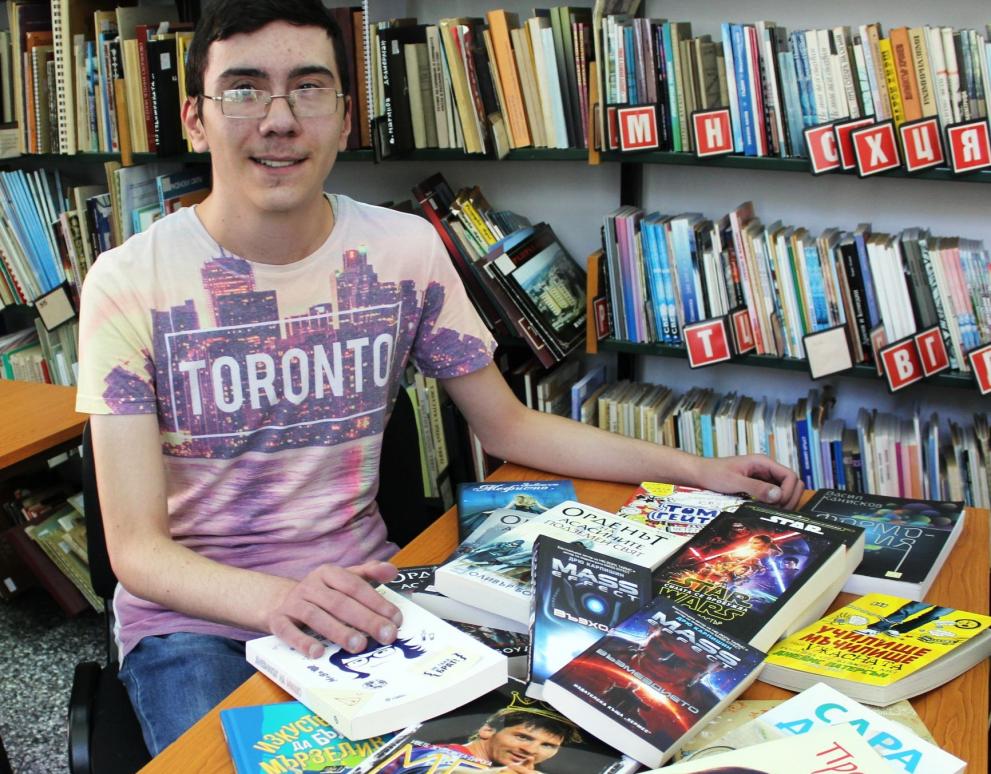 18-годишен художник дари на РБ „Проф. Боян Пенев” книги за 1000 лева