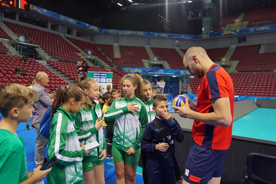 Волейболистите зарадваха десетки деца с автографи и селфита1
