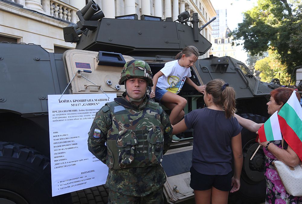 Показаха военна техника, оръжия и екипировка