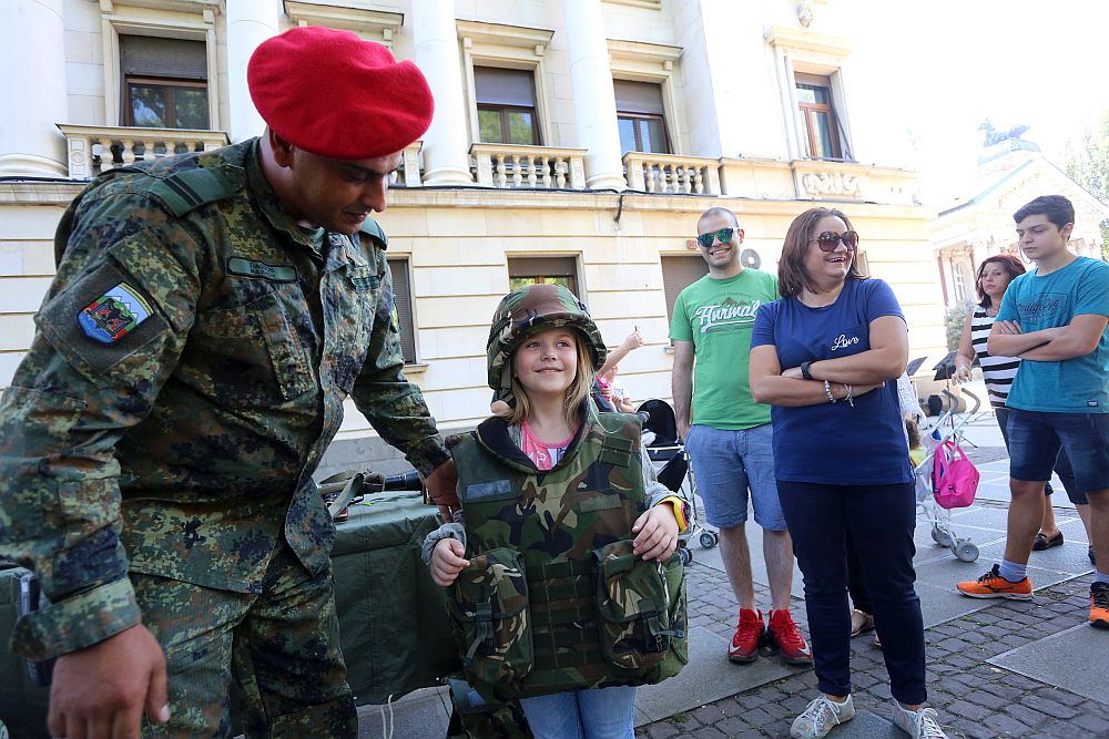 Показаха военна техника, оръжия и екипировка